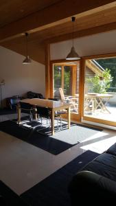 ein Wohnzimmer mit einem Holztisch und Stühlen in der Unterkunft Moderne attraktive Dachwohnung für max. 6 Personen in ruhiger Umgebung in Flims