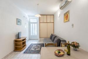 a living room with a couch and a tv at Apartments with parking space Baska Voda, Makarska - 301 in Baška Voda