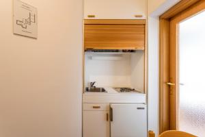 eine kleine Küche mit Spüle und Kühlschrank in der Unterkunft Studio Baska Voda 301c in Baška Voda