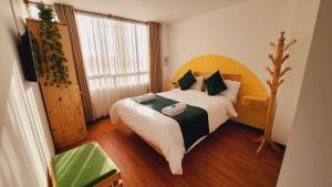 una camera da letto con un letto grande con testiera in legno di Hotel Natural Sevgi a Bogotá