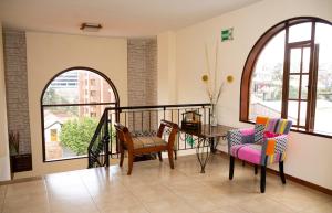 ein Wohnzimmer mit Tisch und Stühlen in der Unterkunft Hotel Ficoa in Ambato
