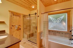 Koupelna v ubytování Expansive Mtn-View Ellijay Cabin Private Hot Tub + 53 fotografií