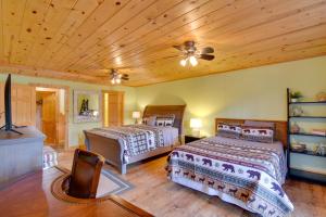 Rúm í herbergi á Ellijay Cabin Rental with Hot Tub and Mountain Views!