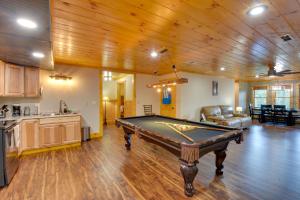 Biliár nebo kulečník v ubytování Expansive Mtn-View Ellijay Cabin Private Hot Tub