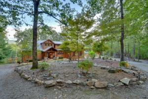 Zahrada ubytování Expansive Mtn-View Ellijay Cabin Private Hot Tub