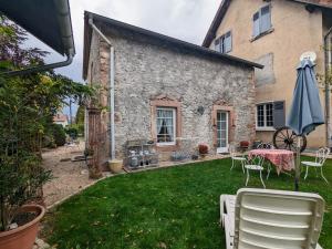 Κήπος έξω από το Gîte cosy "shabby chic" avec sauna privé, grand terrain et randonnées à proximité - FR-1-589-256