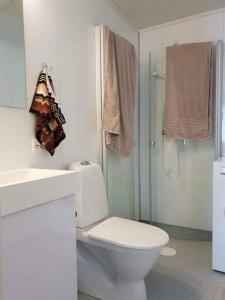 y baño blanco con aseo y ducha. en Book an apartment just for you in central Tromsø en Tromsø