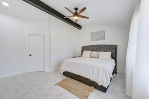 a bedroom with a bed and a ceiling fan at Elegante casa cerca de Galleria Mall, NRG, Centro Medico! in Houston