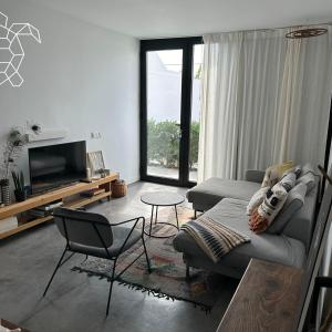 un soggiorno con divano e TV di Caretta Caretta's House a Los Llanos de Aridane