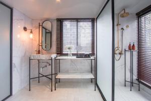 IR-ON Hotel في بانكوك: حمام به مغسلتين ومرآة +23 صورة