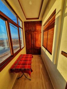 un banco sentado en una habitación con ventana en Residence Anarouz - Sidi Ifni en Sidi Ifni