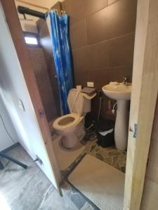 een badkamer met een toilet en een wastafel bij Villa Claudia in Villa de Leyva