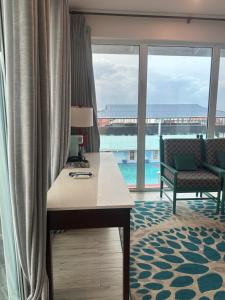 Pokój z biurkiem i widokiem na basen w obiekcie Ocean Sky Bocas Hotel w mieście Bocas del Toro