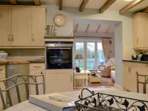 A kitchen or kitchenette at The Granary