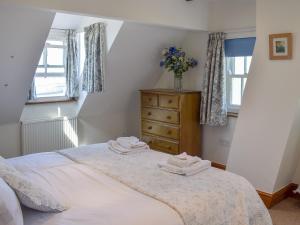 Uma cama ou camas num quarto em Captains Cottage - E3643