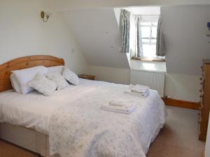 Een bed of bedden in een kamer bij Captains Cottage - E3643