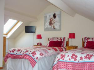 LlandwrogにあるBwthyn Meulanの屋根裏のベッドルーム(ベッド2台、テレビ付)