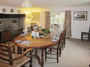 Winsford的住宿－皇家橡樹農場酒店，一间带木桌和椅子的用餐室