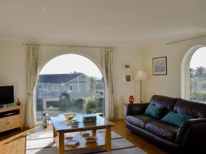 ein Wohnzimmer mit einem Sofa und einem großen Fenster in der Unterkunft Seaward in Portpatrick