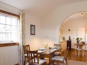 Un restaurante o sitio para comer en Lucklaw Steading Cottage