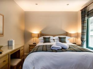 sypialnia z łóżkiem z dwoma ręcznikami w obiekcie Kyles View w mieście Ollach