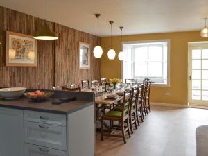 uma cozinha e sala de jantar com mesa e cadeiras em Fircliff - The House On Bute em Port Bannatyne