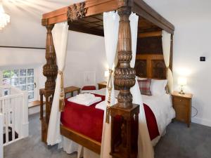 Un pat sau paturi într-o cameră la Field House Cottage - Uk12573