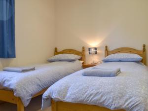 Duas camas sentadas uma ao lado da outra num quarto em Lambing Shed - Uk12380 em Lydney
