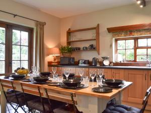 una cocina con una mesa con copas de vino. en Bakers Cottage en Hotham