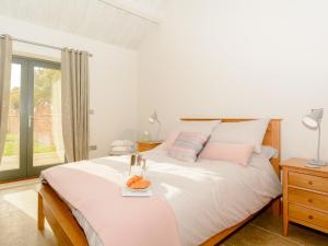 Een bed of bedden in een kamer bij Bluebell Barn - Uk12792