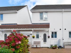 una casa blanca con flores delante en Mariners Rest, en Bideford