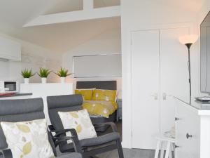 sala de estar con 2 sillas y sofá en The Isle View Nest - Uk13547 en Broadford