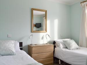Uma cama ou camas num quarto em Rowan Cottage