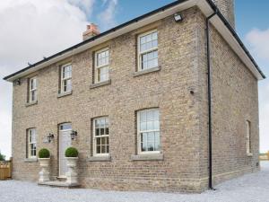 a large brick building with windows on it at Farrington House in Lowthorpe