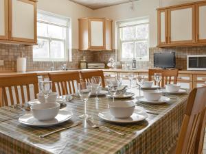 - une cuisine avec une table et des verres à vin dans l'établissement Paddock House, à Middleham