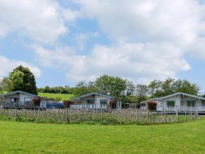 una fila de casas detrás de una valla en Birch Lodge - Uk30006 en Lindal in Furness