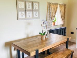 una mesa de madera en una habitación con ventana en Heath View, en Cheddleton