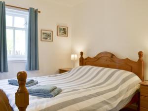 um quarto com uma cama de madeira e uma janela em Eagles Gate Lodge em Banff