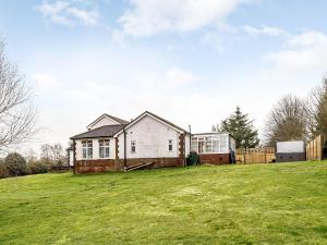 a house on a hill with a green yard at White Oak Cottage in Ashby