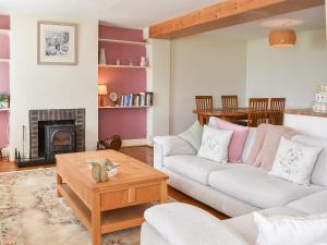 sala de estar con sofá y mesa de centro en Seaport Cottage en Ventnor
