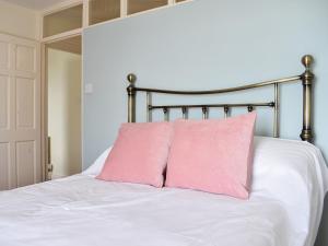 Un pat sau paturi într-o cameră la Seaport Cottage