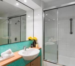 The Entrance Serenity cove في ذا إينترانس: حمام مع حوض ودش زجاجي