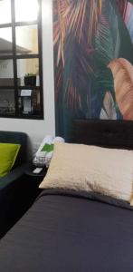 een slaapkamer met een bed met een schilderij aan de muur bij Comfy Studio unit with Wi-fi, Las Piňas City, parking rent optional in Manilla