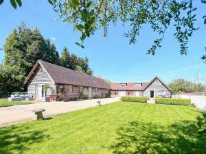 una casa con un grande prato di fronte di The Old Stables 3 - Uk35690 a West Winterslow