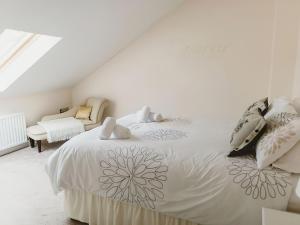 Postel nebo postele na pokoji v ubytování Stonyfield Cottage