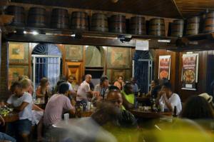 grupa ludzi siedzących przy stolikach w restauracji w obiekcie AXÉ HOME Martha & Jorge w mieście Salvador