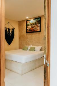 1 cama en una habitación con una foto en la pared en Hostal Tunich Naj & Hotel, en Valladolid