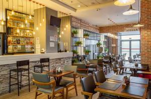 a restaurant with tables and chairs and a bar at Apartamento Congonhas 2207 torre Suites in Sao Paulo