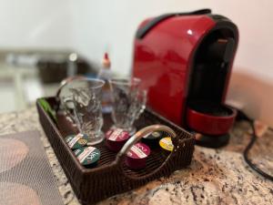 a basket with glasses and a toaster on a counter at Flat moderno com piscina e academia in Itaboraí