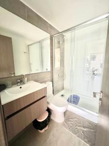 a bathroom with a sink and a toilet and a shower at Apartamento Reñaca Live in Viña del Mar